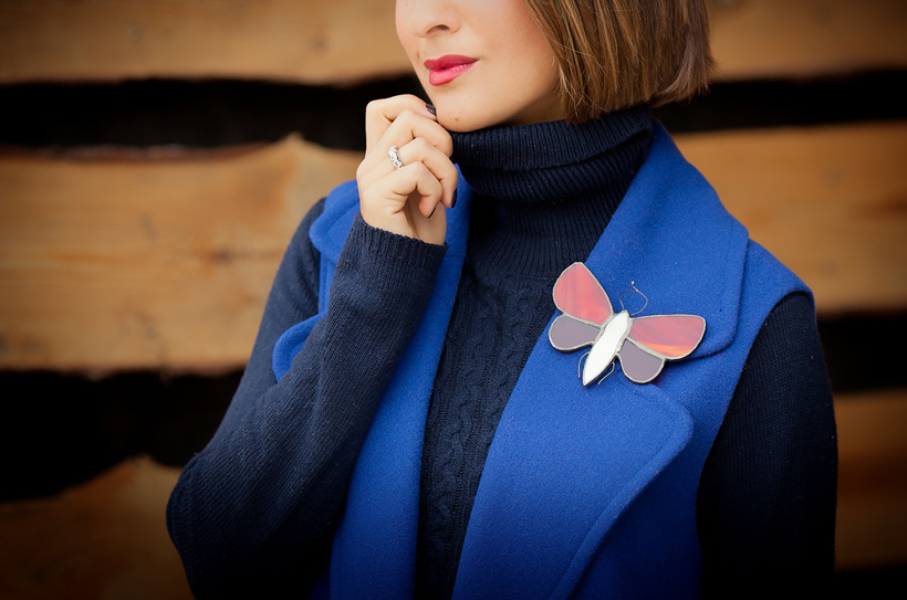 butterfly brooch and red lips on GalantGirl.com