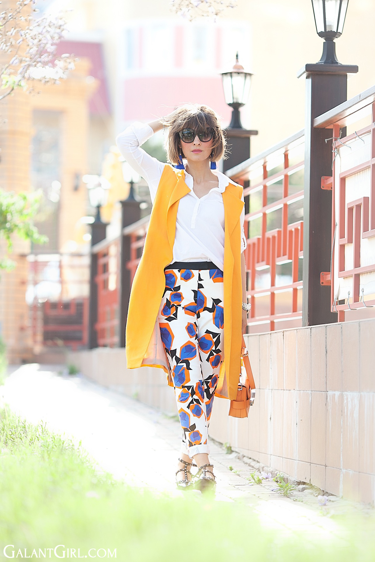orange linen vest Zara and printed trousers outfit, spring outfit, vest outfit, street style blogger, street style fashion, galant girl,