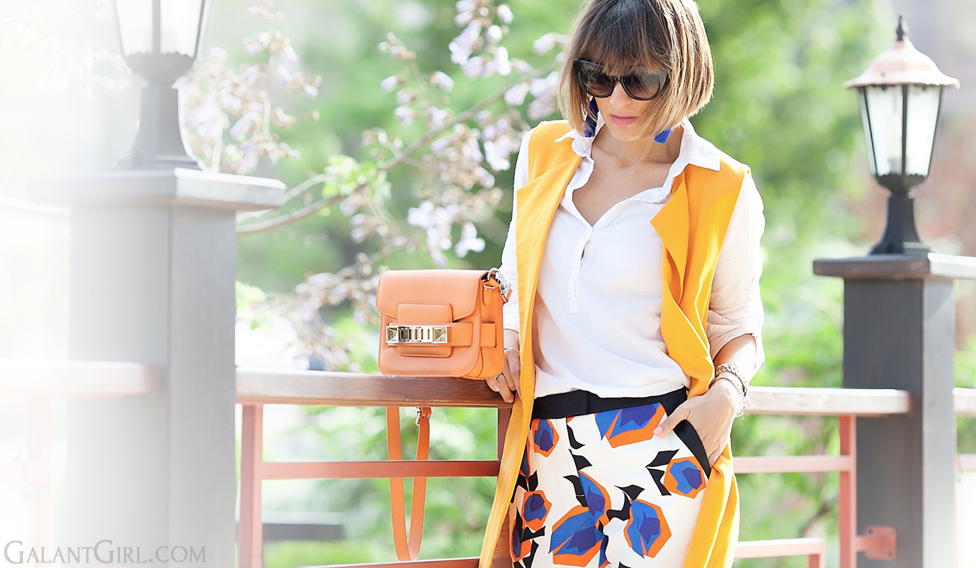 orange linen vest Zara and printed trousers outfit, spring outfit, vest outfit, street style blogger, street style fashion, galant girl,