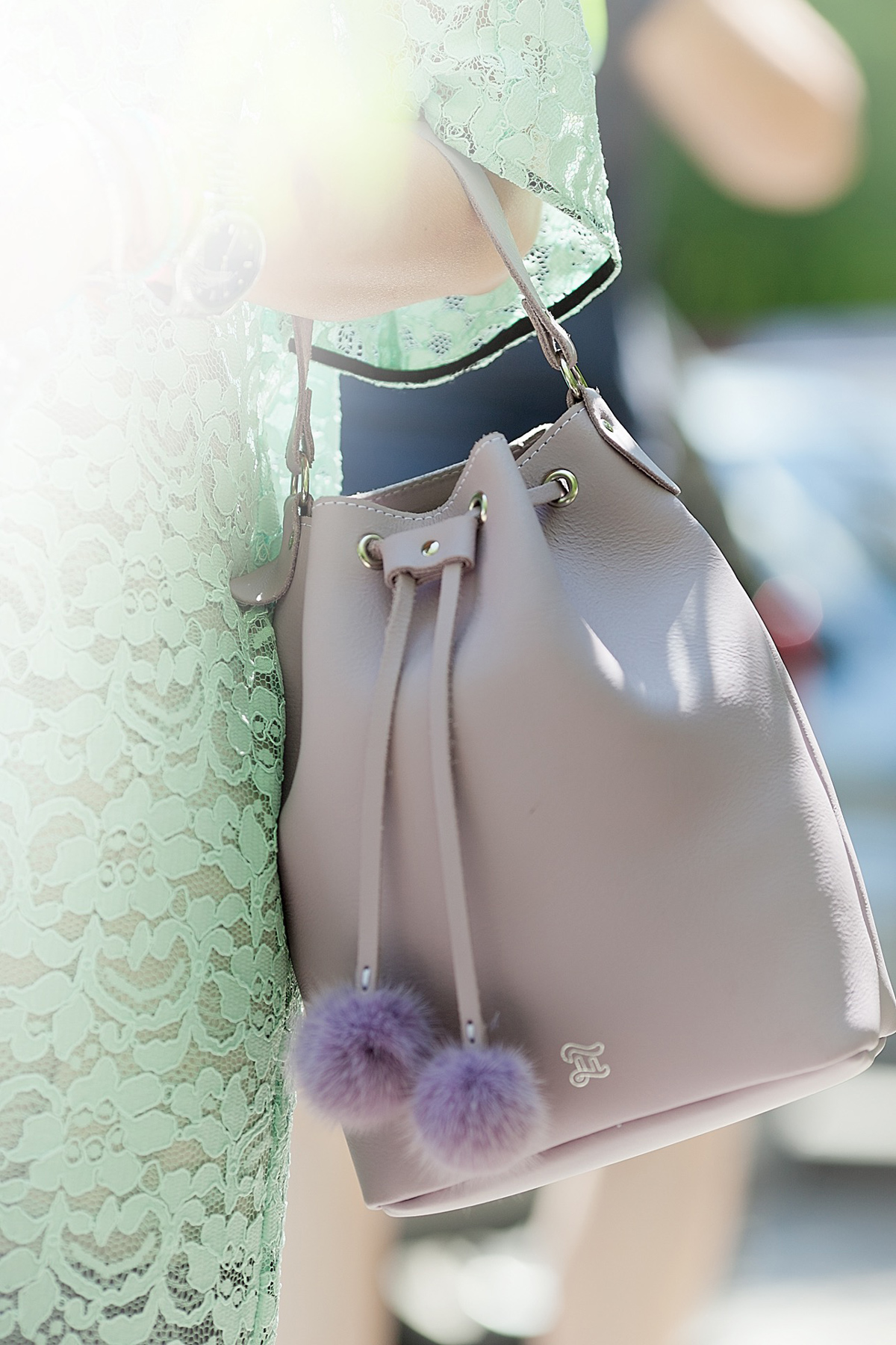 grafea-lilac-bucket-bag-komono-silver-mirrored-sunglasses-on-galant-girl-fashion-street-style-blogger-runet