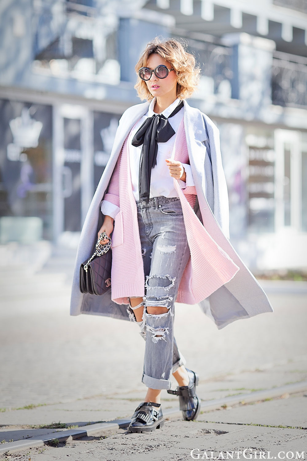 bow+tie+outfit-with-ripped+jeans-and-vintage+chanel+bag