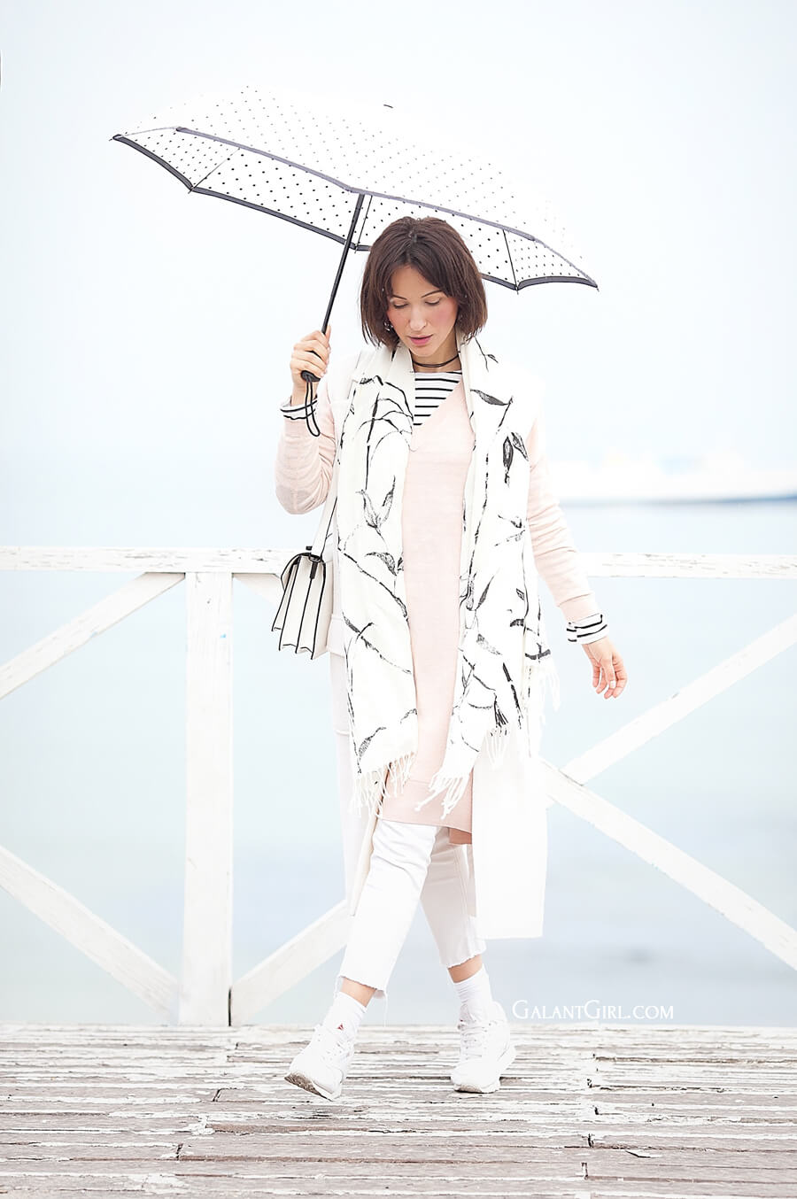total-white-outfit_rainy+weather+outfit