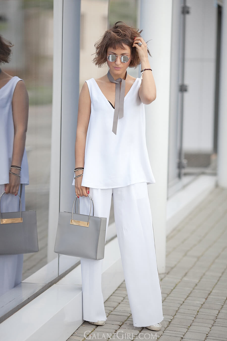 total-white-outfits-for-summer_wide-leg-trousers-outfit_balenciaga-cable-shopper-bag