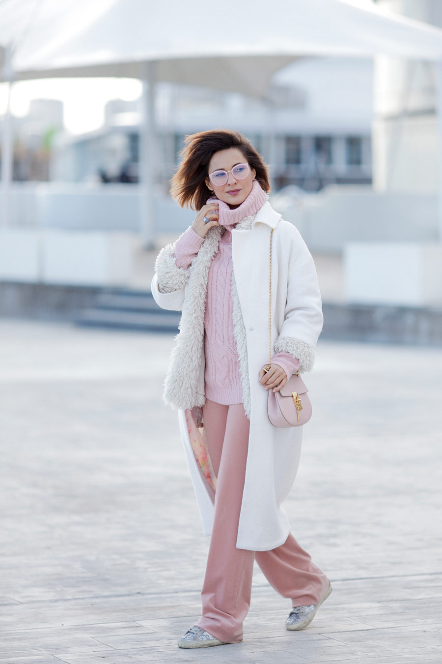 white coat winter outfit, pastel colours winter outfits, chloe drew bag outfit, 