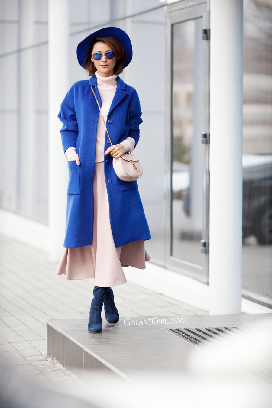electric blue color outfits, blue coat outfits, chloe drew bag outfits,