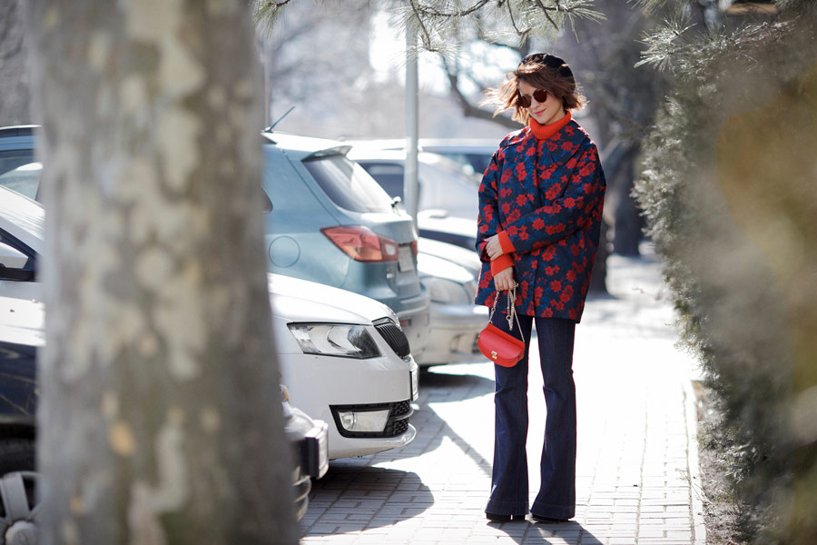 flare jeans street styles, floral printed coat outfits, Ellena Galant Girl, 
