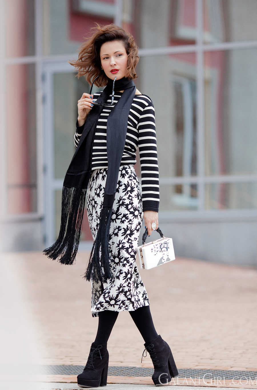 mixing prints and patterns, skinny scarves outfits, how to mix prints, playful outfit ideas, 